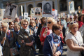 В Петербурге люди вышли с портретами «Бессмертного полка», хотя акцию и отменили